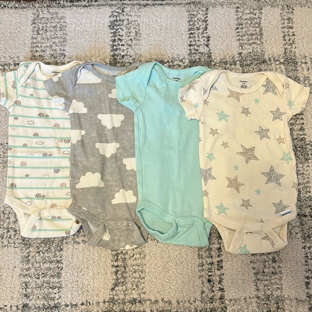 Gerber Baby 4 pack Onesies Size 6-9 Months NWOT